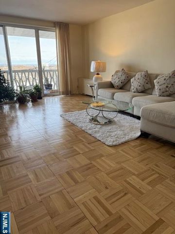 2000 Linwood Avenue 8B, Fort Lee, NJ 07024