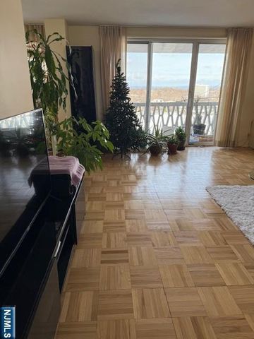 2000 Linwood Avenue 8B, Fort Lee, NJ 07024