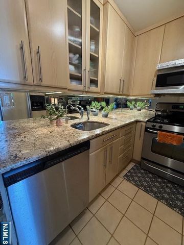 2000 Linwood Avenue 8B, Fort Lee, NJ 07024