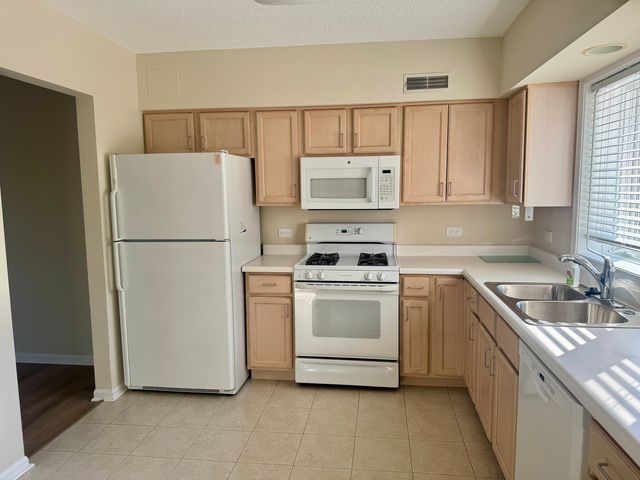7450 N Lincoln Avenue 204, Skokie, IL 60076