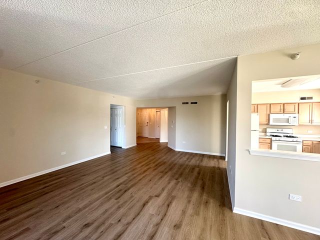 7450 N Lincoln Avenue 204, Skokie, IL 60076