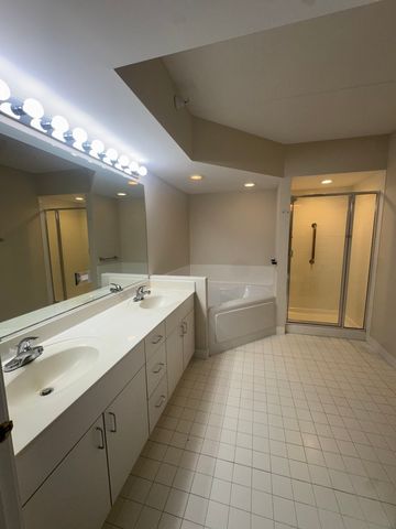 7450 N Lincoln Avenue 204, Skokie, IL 60076