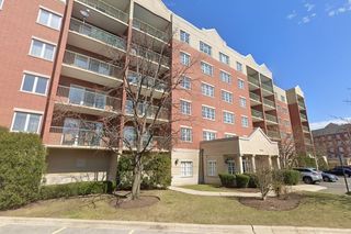 7450 N Lincoln Avenue 204, Skokie, IL 60076