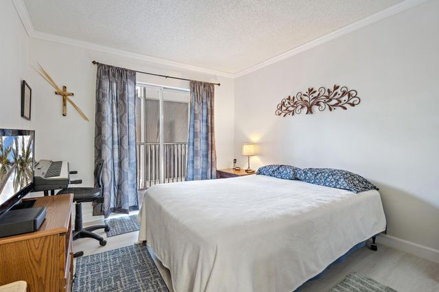 1516 S Lakeside Drive 207, Lake Worth Beach, FL 33460