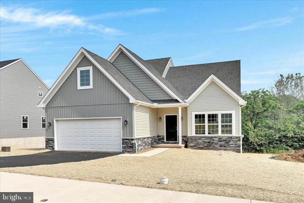 231 PILGRIM DR, Lancaster, PA 17603