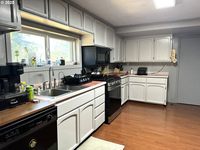 224 Fifth St, Dillard, OR 97432