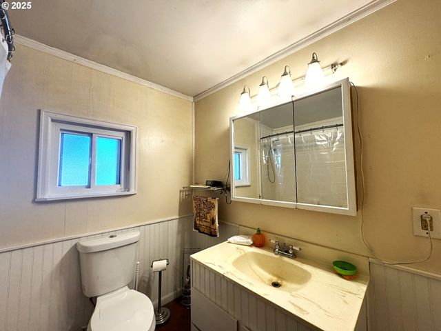 224 Fifth St, Dillard, OR 97432