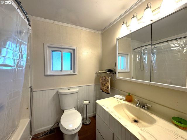 224 Fifth St, Dillard, OR 97432