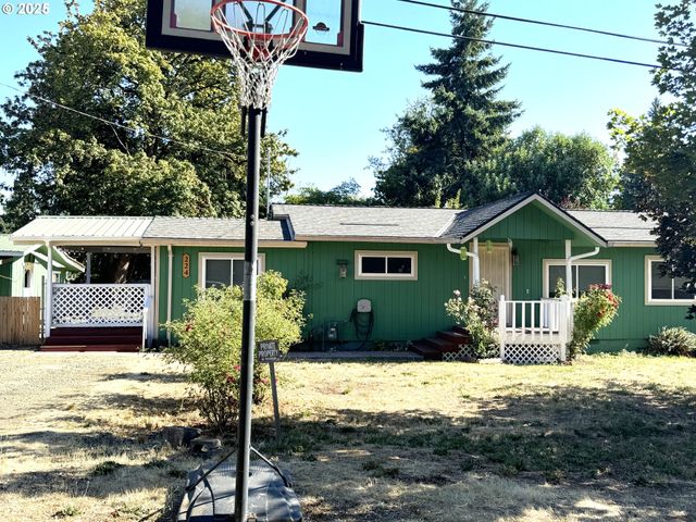 224 Fifth St, Dillard, OR 97432