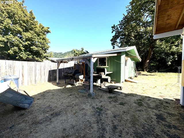 224 Fifth St, Dillard, OR 97432