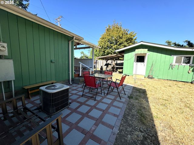224 Fifth St, Dillard, OR 97432