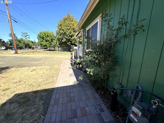 224 Fifth St, Dillard, OR 97432