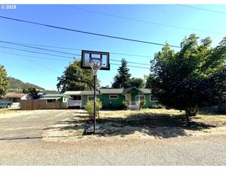 224 Fifth St, Dillard, OR 97432