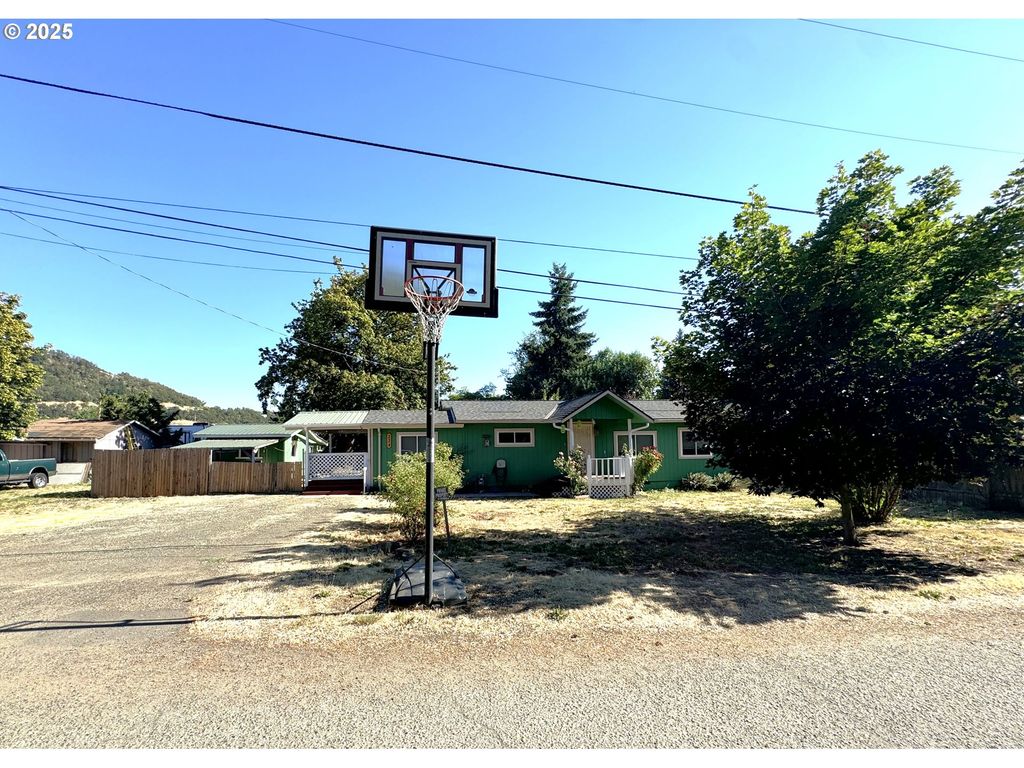 224 Fifth St, Dillard, OR 97432