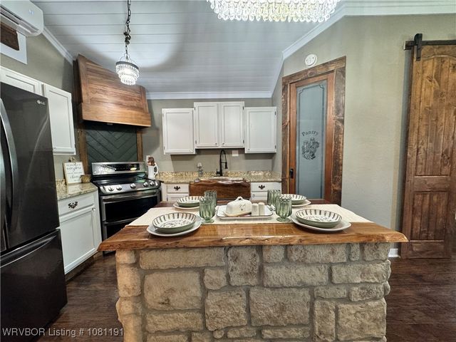 469497 975 Road, Sallisaw, OK 74955