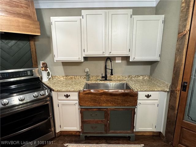 469497 975 Road, Sallisaw, OK 74955