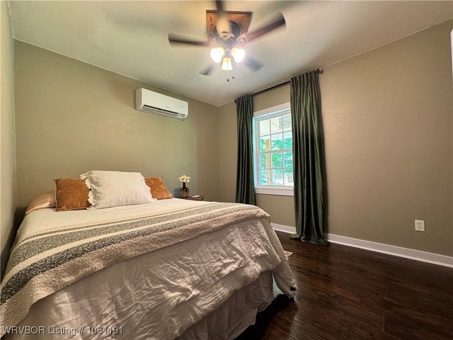 469497 975 Road, Sallisaw, OK 74955