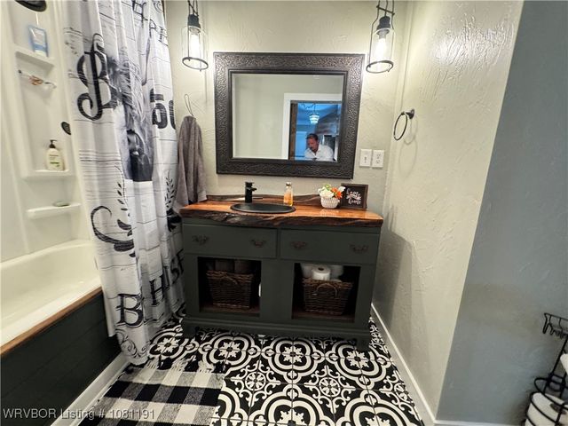 469497 975 Road, Sallisaw, OK 74955