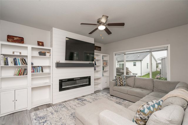 16632 Oakwood Drive, Urbandale, IA 50323