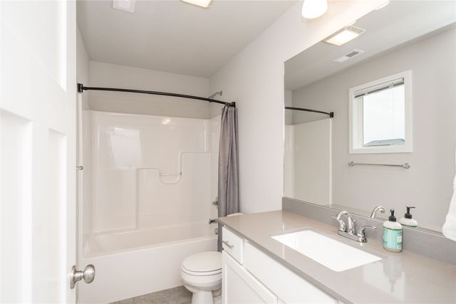 16632 Oakwood Drive, Urbandale, IA 50323