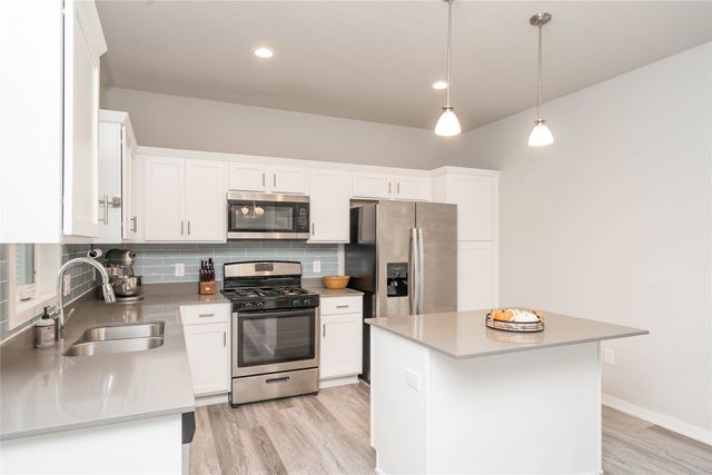 16632 Oakwood Drive, Urbandale, IA 50323