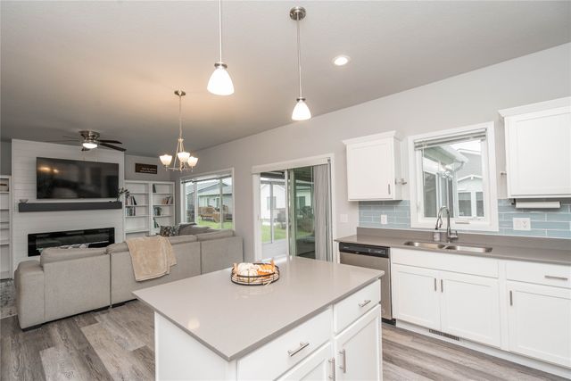 16632 Oakwood Drive, Urbandale, IA 50323
