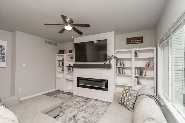 16632 Oakwood Drive, Urbandale, IA 50323