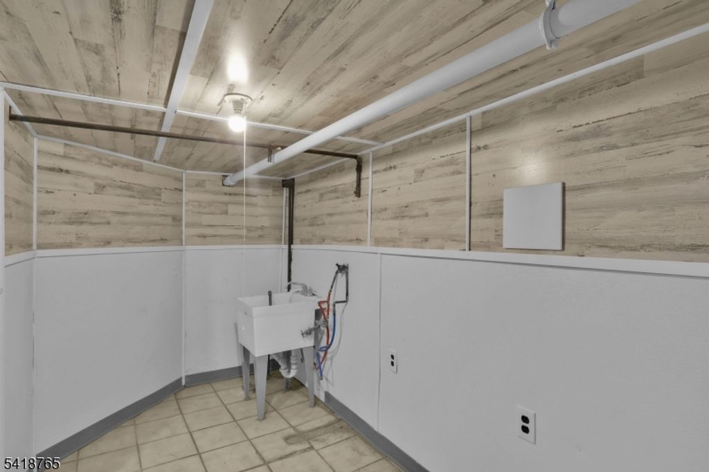 Image 27 of property listing at 23 VARSITY RD, Newark City, NJ 07106