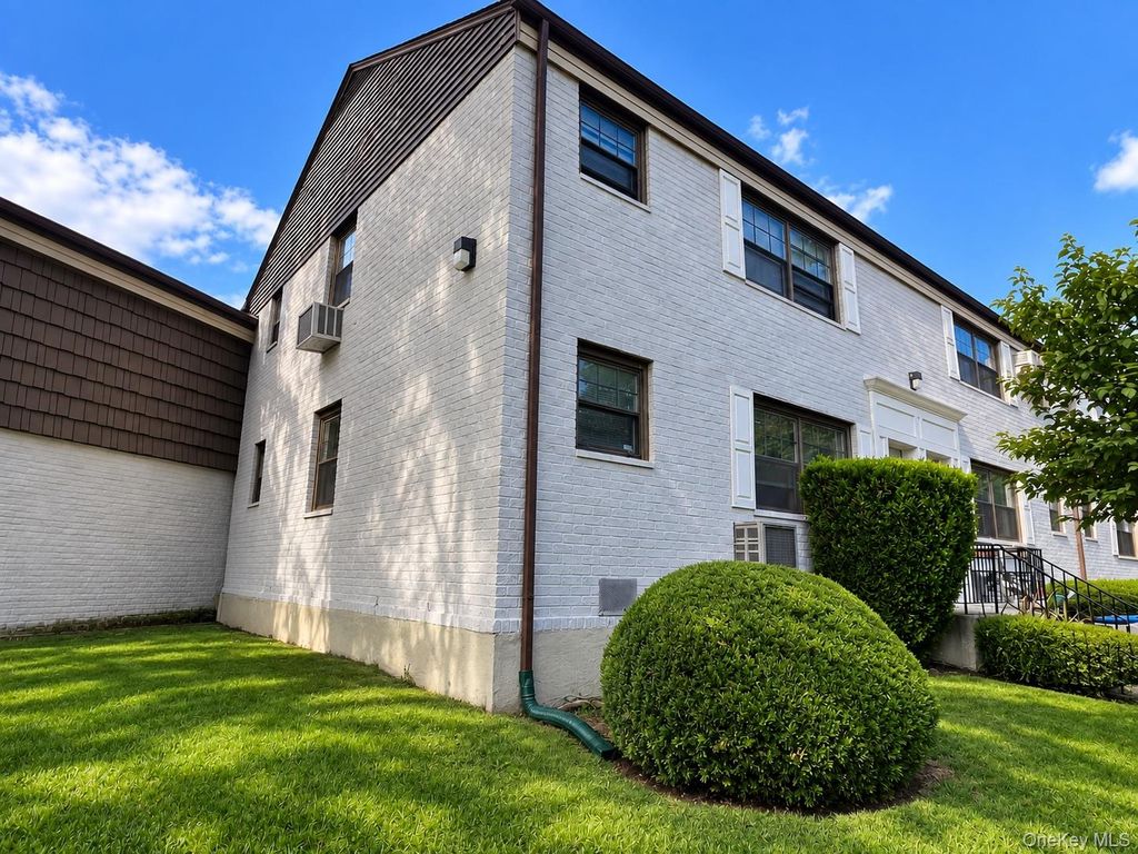 136-73 68th Dr B, Kew Garden Hills, NY 11367 — photo 2