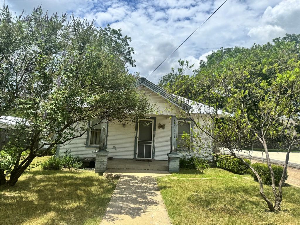 110 S Porter ST, Lampasas, TX 76550