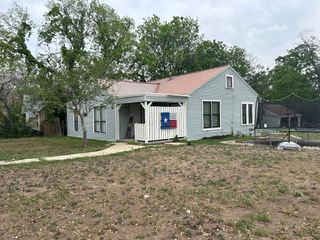 905 N Tivy St, Kerrville, TX 78028