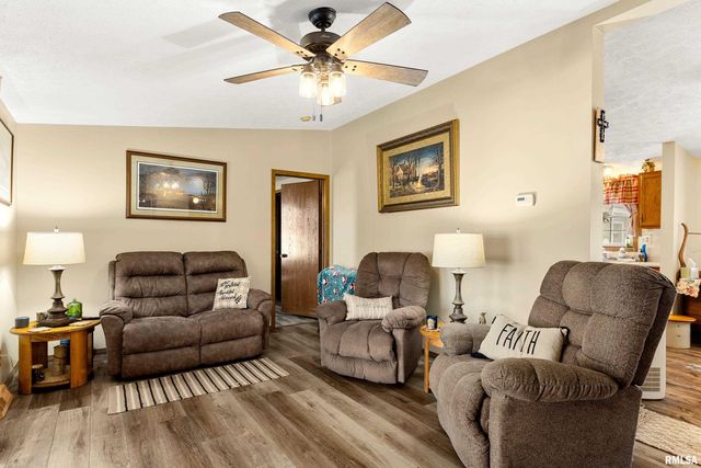 1227 E LOCUST Street, Canton, IL 61520