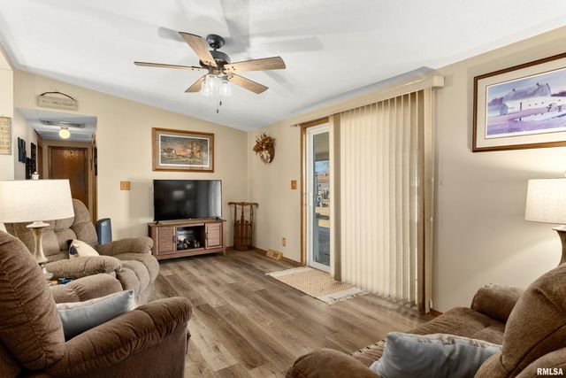 1227 E LOCUST Street, Canton, IL 61520