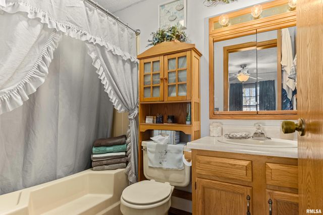 1227 E LOCUST Street, Canton, IL 61520