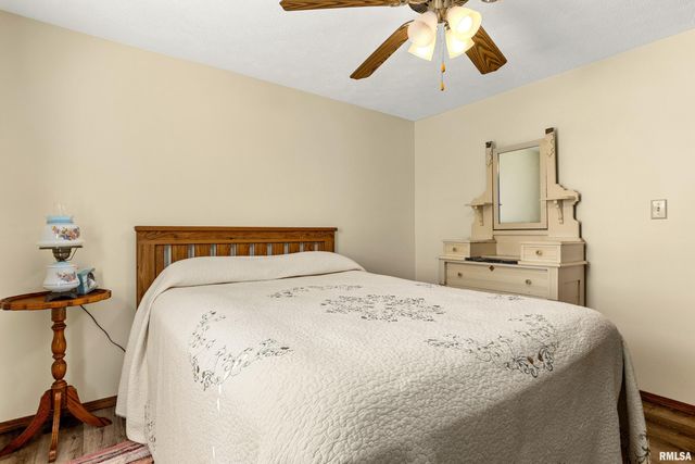 1227 E LOCUST Street, Canton, IL 61520