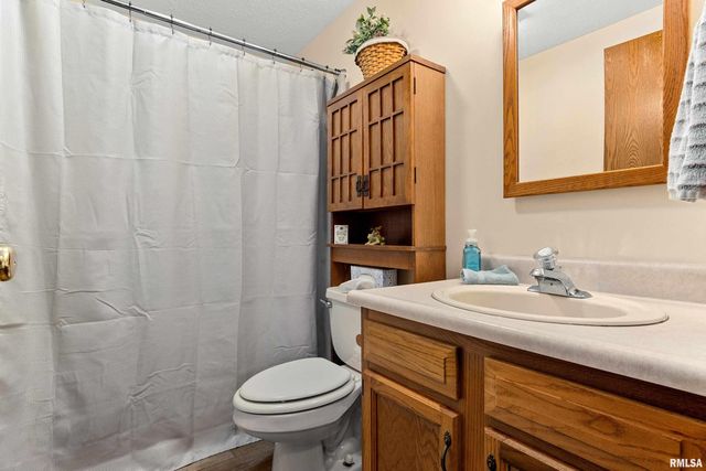 1227 E LOCUST Street, Canton, IL 61520