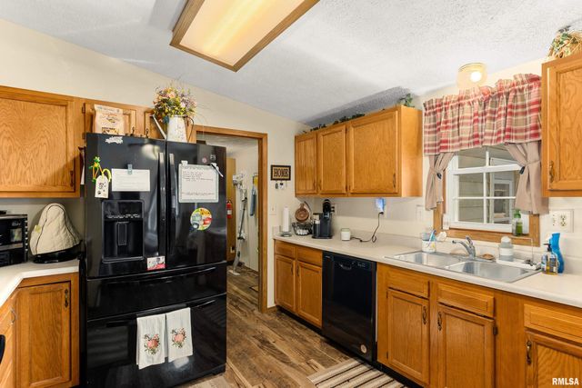 1227 E LOCUST Street, Canton, IL 61520