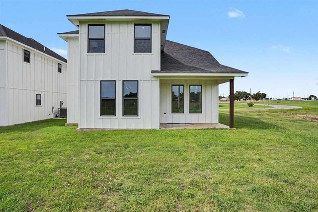 318 6th St, Elgin, OK 73538