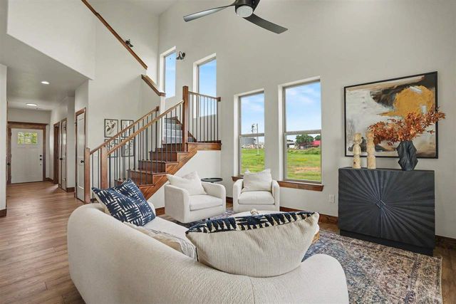 318 6th St, Elgin, OK 73538
