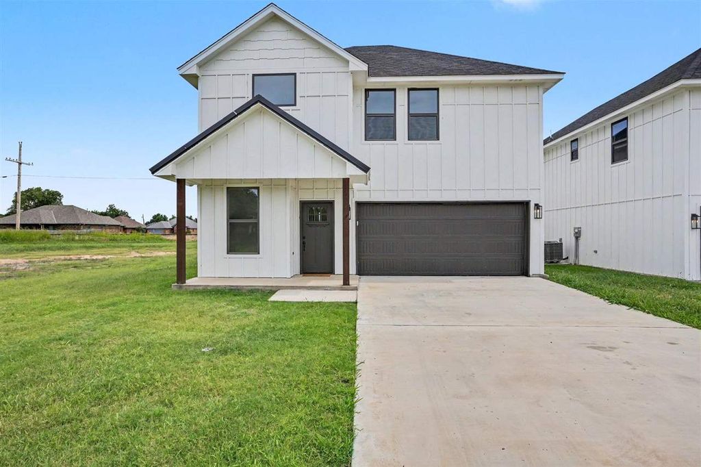 318 6th St, Elgin, OK 73538