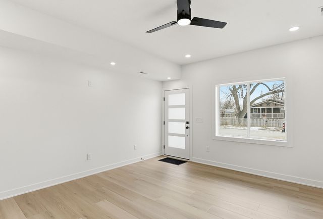 3240 AVE J, Council Bluffs, IA 51501