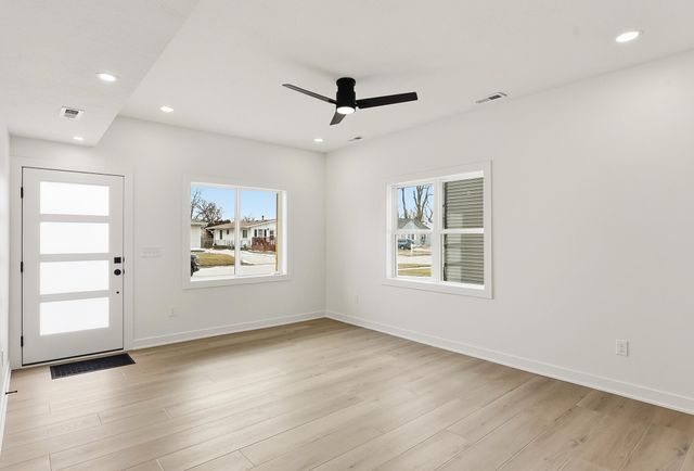 3240 AVE J, Council Bluffs, IA 51501