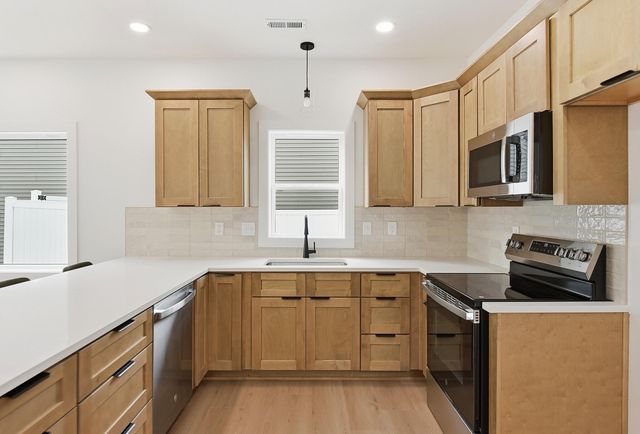 3240 AVE J, Council Bluffs, IA 51501