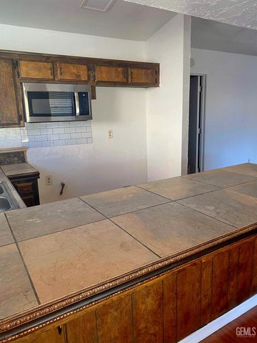 5913 Stone Bridge Lane, Bakersfield, CA 93313