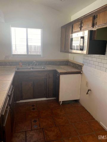 5913 Stone Bridge Lane, Bakersfield, CA 93313