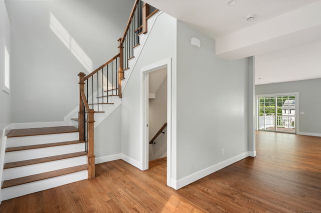 6 Walnut Ridge Court, Stamford, CT 06904