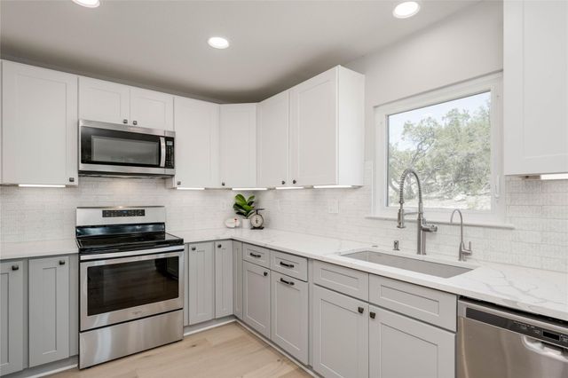 1805 Spring Valley DR, Dripping Springs, TX 78620