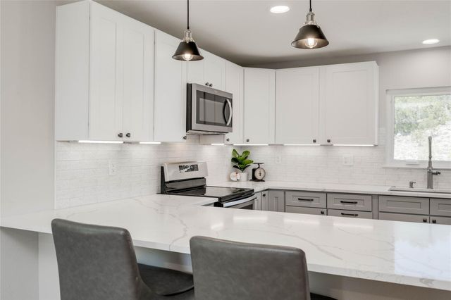 1805 Spring Valley DR, Dripping Springs, TX 78620