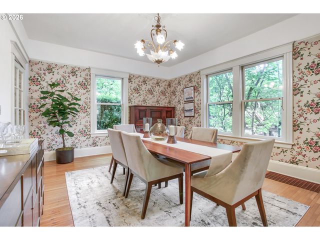 902 Ne THOMPSON St, Portland, OR 97212