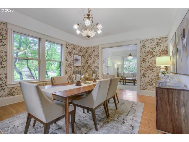 902 Ne THOMPSON St, Portland, OR 97212